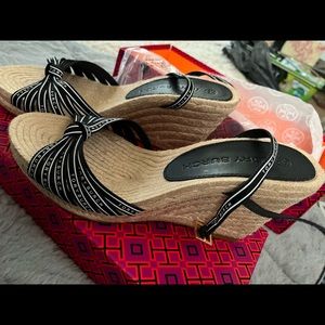 Navy signature Tory Burch wedges